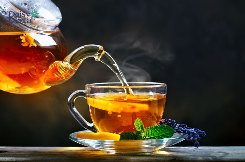 Uống trà thảo dược ấm sẽ giúp giảm cảm giác ngứa rát ở cổ họng.