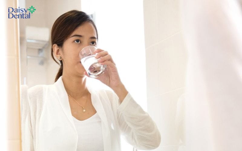 Bạn nên súc miệng bằng nước muối hằng ngày để giúp cổ họng dễ chịu hơn