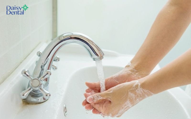 Bạn nên rửa tay thường xuyên để hạn chế vi khuẩn gây bệnh