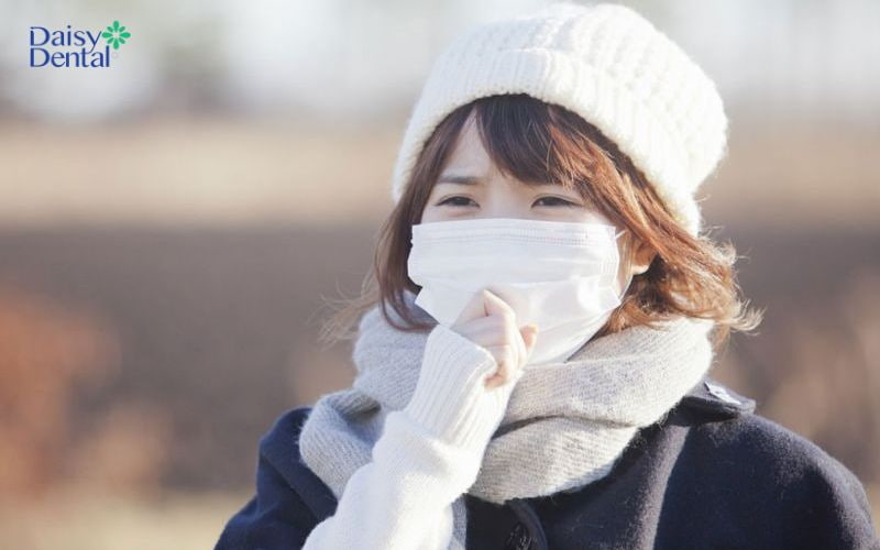 Bạn nên giữ ấm và đeo khẩu trang khi ra ngoài, nhất là vào mùa đông