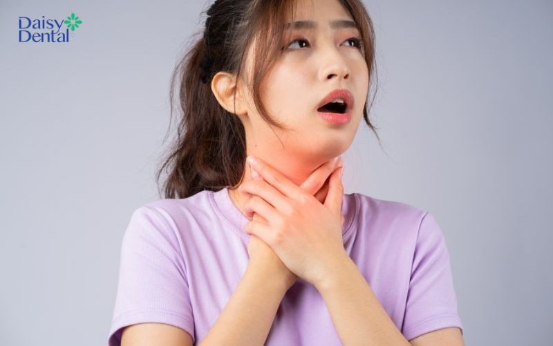  Viêm họng thanh quản cấp gây đau rát họng dữ dội, đồng thời ảnh hưởng đến giọng nói