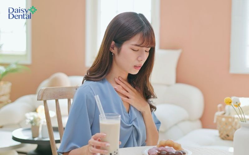  Bệnh cũng gây ra tình trạng nuốt khó ở người lớn
