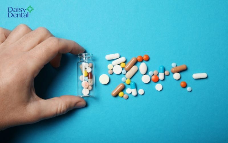 Bác sĩ sẽ kê đơn thuốc điều trị với tình trạng của người bệnh