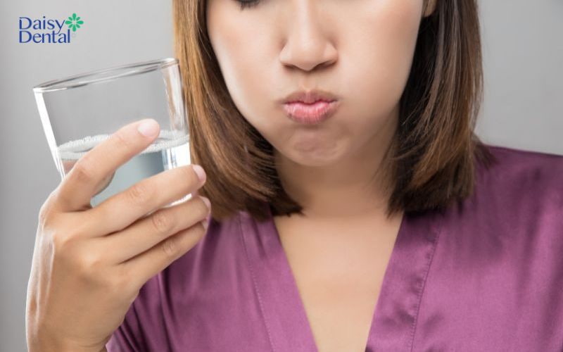 Nước muối ấm có khả năng giúp kháng khuẩn, đồng thời làm giảm đau rát cổ họng