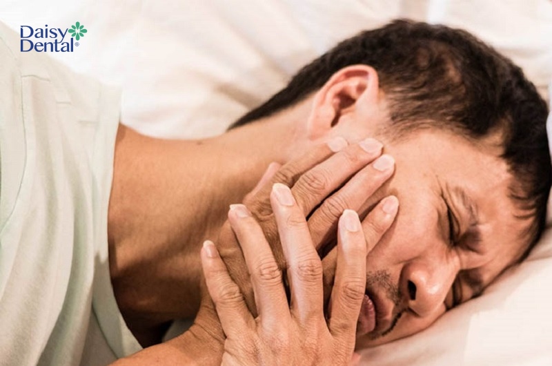 Nghiến răng khi ngủ hay một số thói quen xấu khác cũng là nguyên nhân gây bệnh