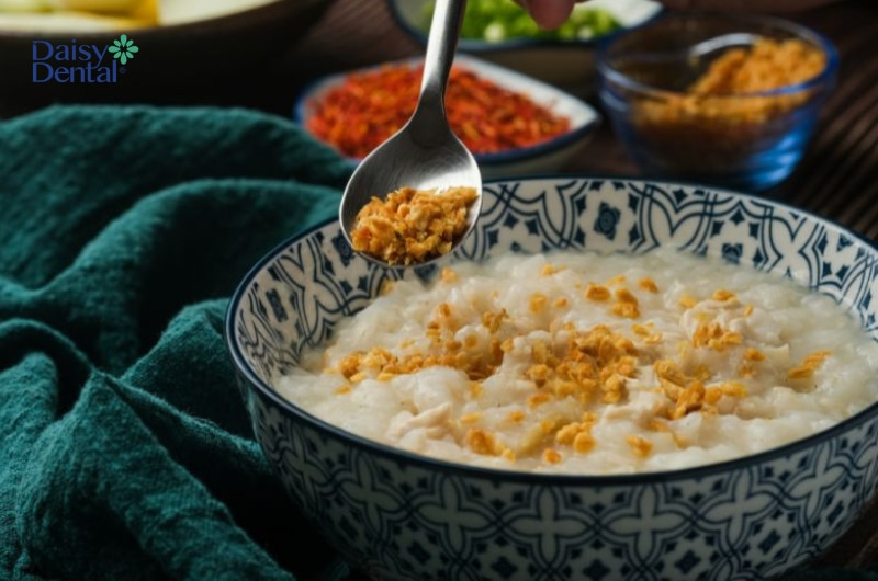 Trong thời gian điều trị bệnh, người bệnh nên ăn món mềm, không phải nhai nhiều.