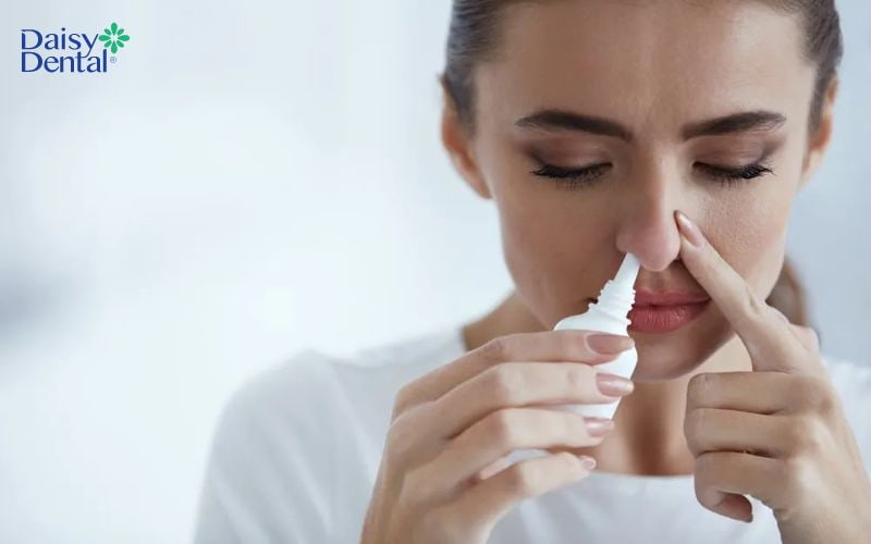 Vệ sinh mũi họng sạch sẽ cho bé để hạn chế vi khuẩn