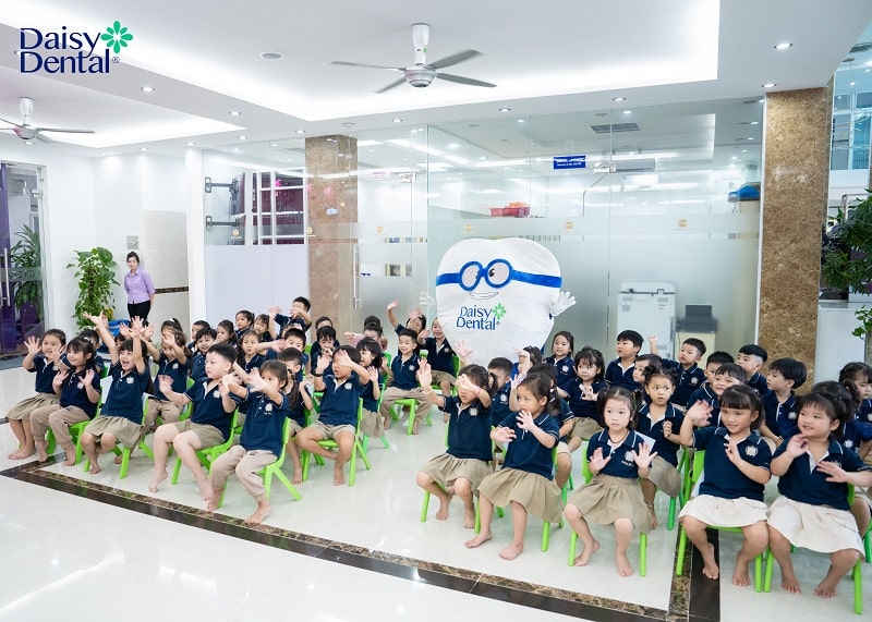 Các búp măng non hào hứng lắng nghe chia sẻ từ bác sĩ DAISY DENTAL