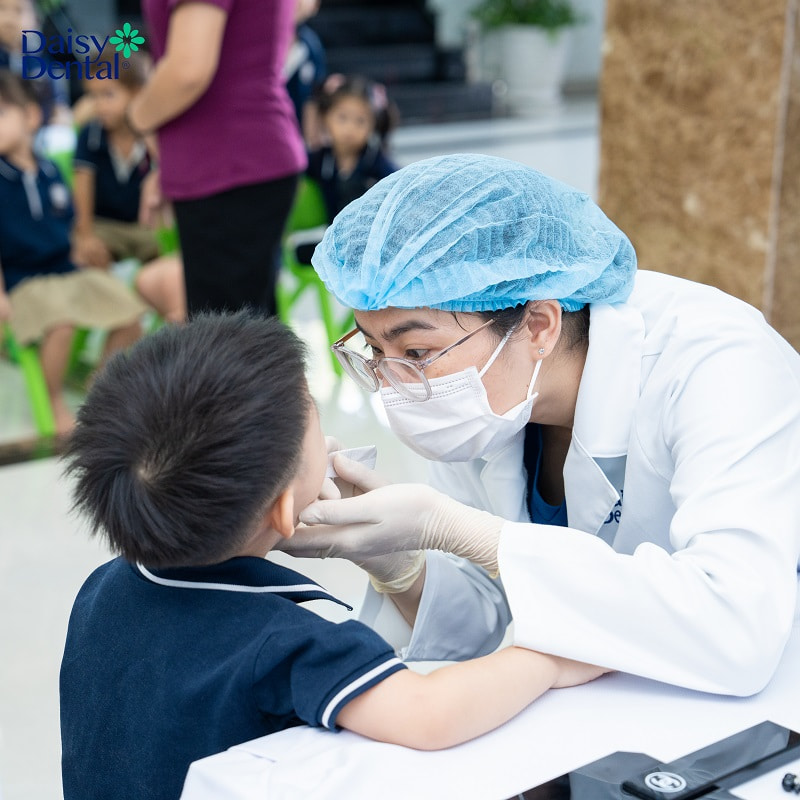 Bác sĩ DAISY DENTAL thăm khám và kiểm tra răng miệng cho các em nhỏ Trường Mầm non Song ngữ Á Châu