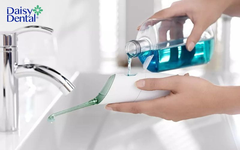 Sản phẩm HX8211/03 Ultra có thiết kế tiện lợi với nắp phụ trên thân máy