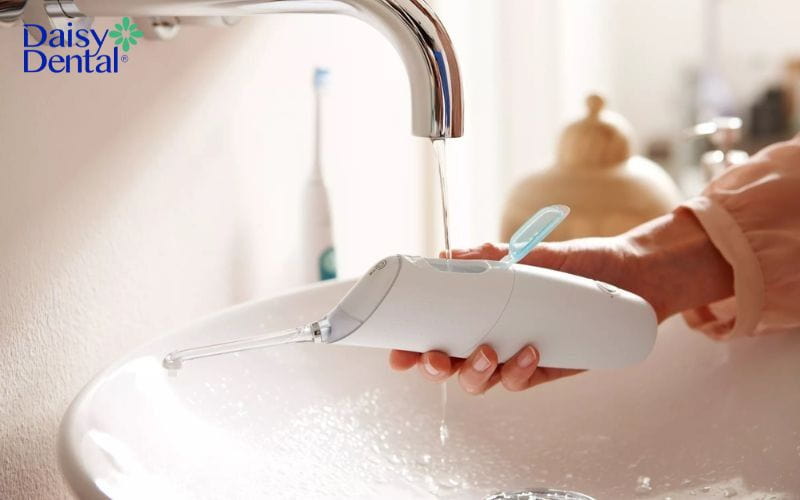 Philips Sonicare Airfloss Pro Ultra HX8331/11 có thiết kế thon gọn và cách sử dụng đơn giản