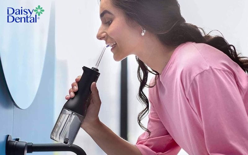 Làm sạch răng miệng nhanh chóng và đơn giản cùng máy tăm nước Philips