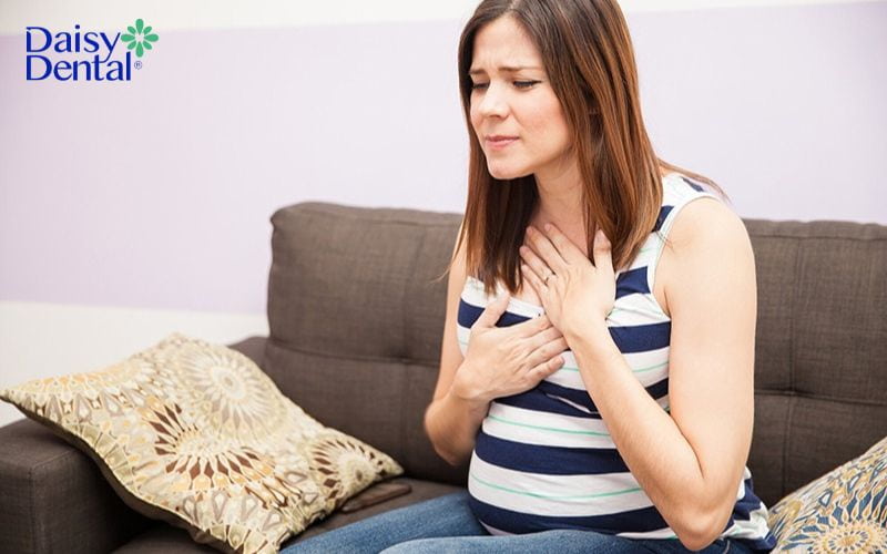 Ợ chua là một trong những biểu hiện của tình trạng chua miệng trong giai đoạn mang thai phổ biến