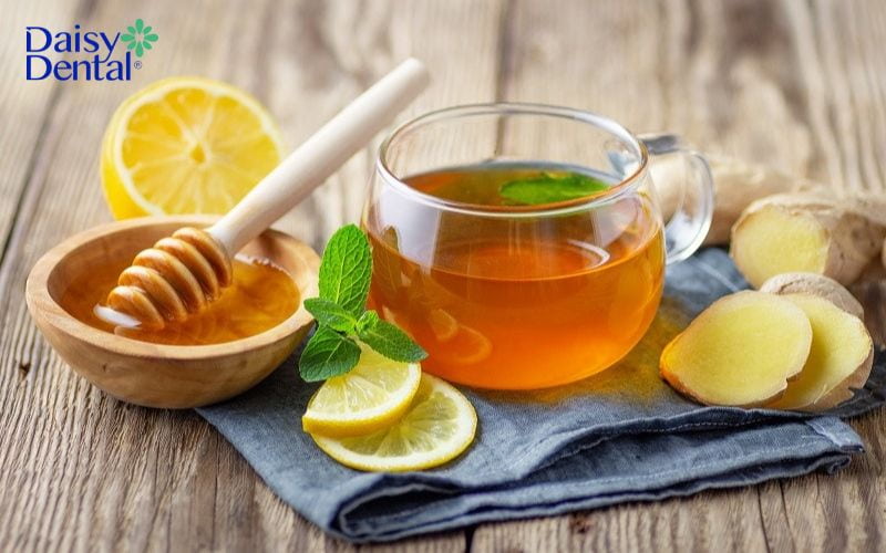 Sử dụng nước ấm pha chanh và mật ong giúp giảm chua miệng hiệu quả