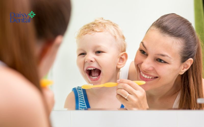 Hướng dẫn con vệ sinh răng miệng đúng cách