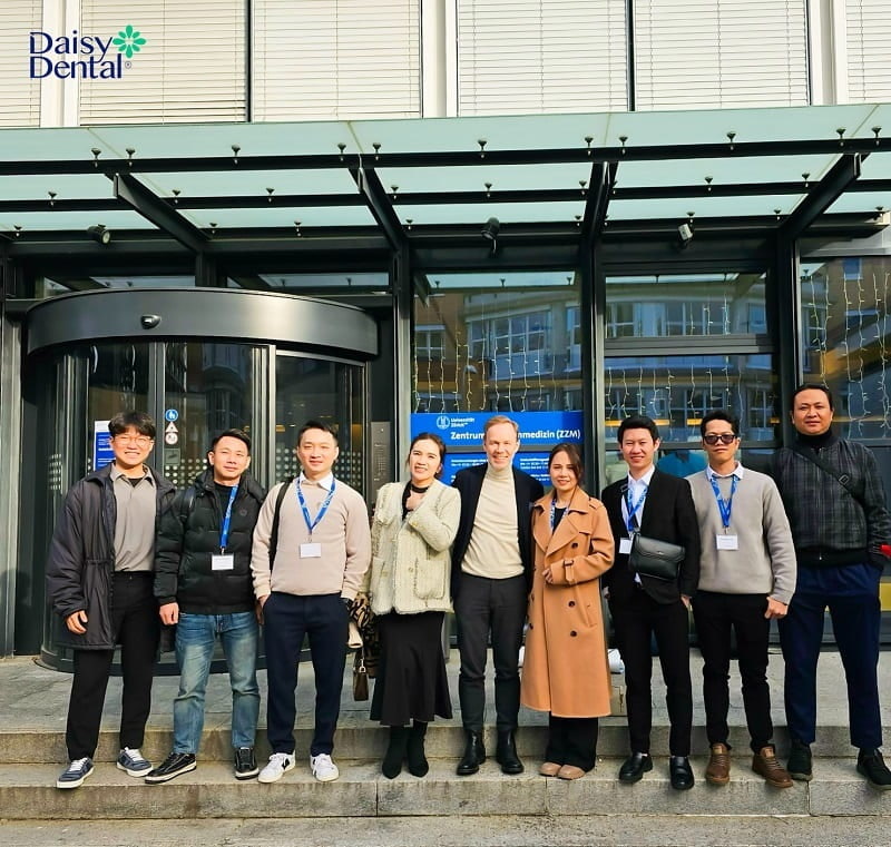Đội ngũ nha sĩ DAISY DENTAL giao lưu kinh nghiệm cùng các nha sĩ khác trong khóa nghiệp vụ tại Châu Âu