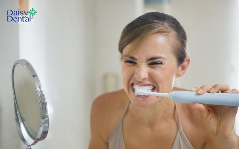 Vệ sinh răng miệng kém sẽ tạo điều kiện cho vi khuẩn sinh sôi và phát triển