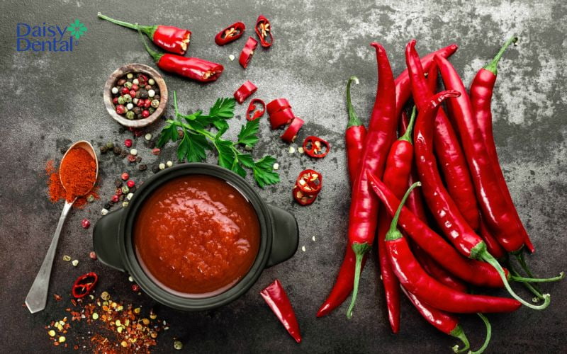 Ăn các thực phẩm cay nóng có thể khiến nướu bị tổn thương