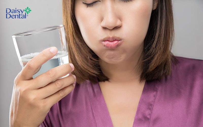 Súc miệng bằng nước muối nồng độ 0.9% giúp cải thiện tình trạng sưng mộng răng