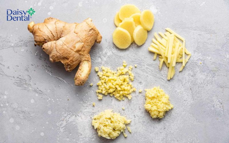 Đắp gừng tươi có thể cải thiện tình trạng sưng mộng răng nhanh chóng
