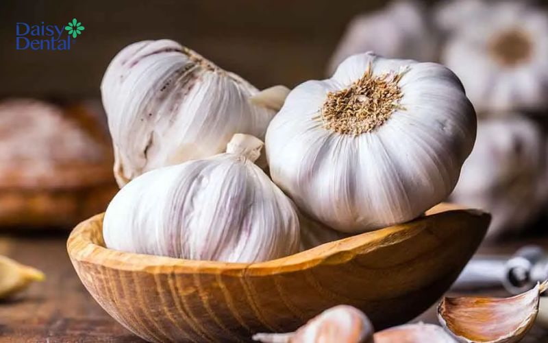 Tỏi hỗ trợ làm dịu các tổn thương do viêm, sưng nướu gây ra