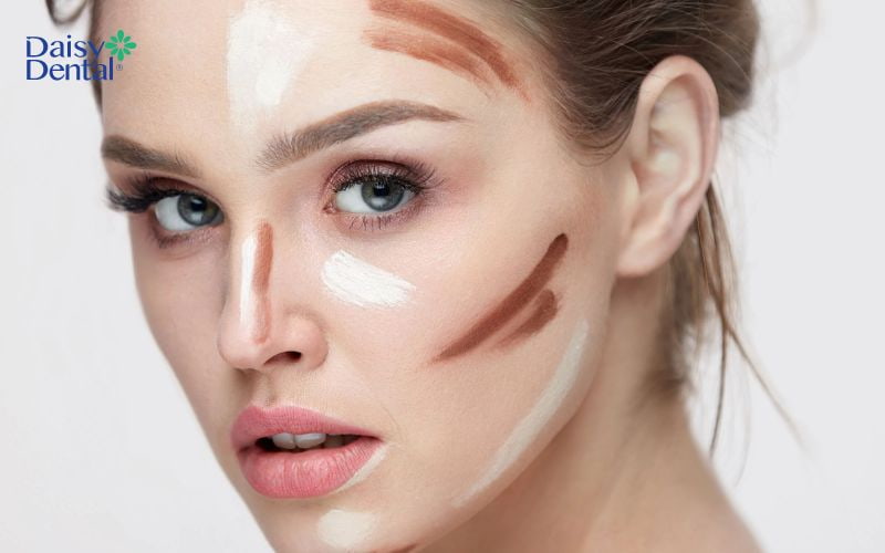 Trang điểm là cách làm xương hàm nhỏ lại được nhiều chị em áp dụng