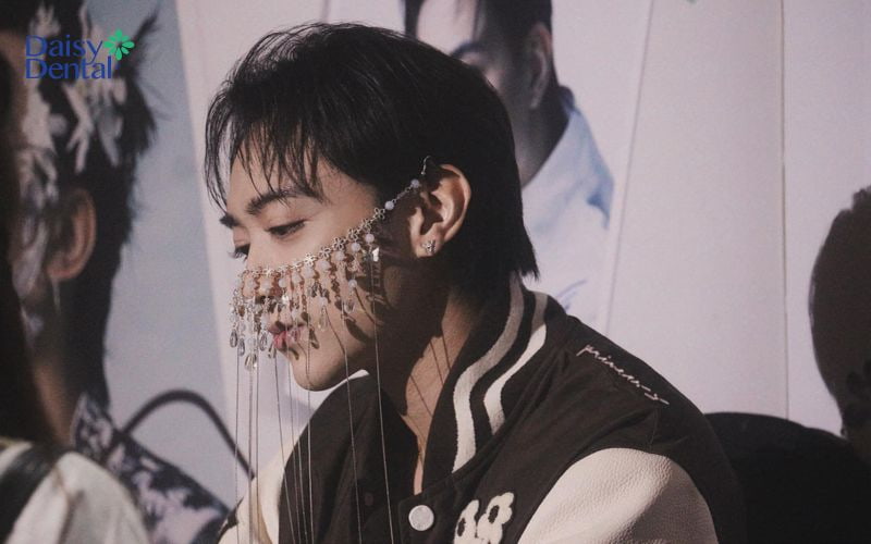 Soobin Hoàng Sơn ghi điểm nhờ sở hữu vẻ đẹp nam tính với đường viền hàm góc cạnh, góc nghiêng hoàn hảo