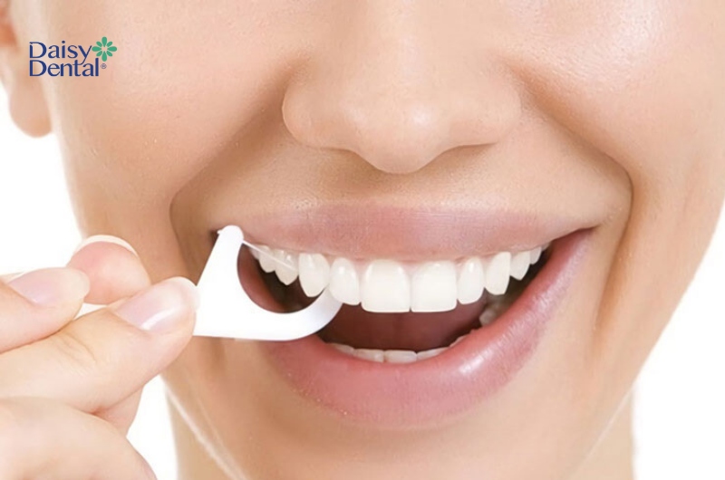 Sử dụng lực tay nhẹ nhàng để tránh ảnh hưởng đến nướu răng. 