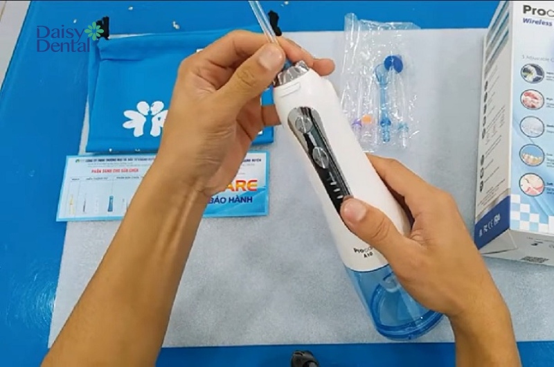 Thao tác lắp đầu phun vào máy tăm nước