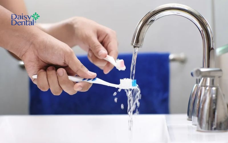 Rửa sạch bàn chải đánh răng sau khi dùng và dựng đứng để chúng được khô ráo