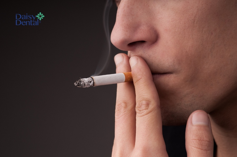 Các chất có trong thuốc lá có thể gây hại cho sức khỏe răng miệng.