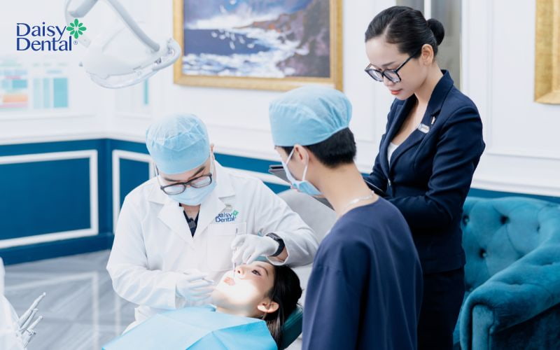 Bạn nên đến nha khoa uy tín thăm khám định kỳ để bảo vệ sức khỏe răng miệng toàn diện
