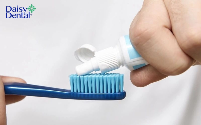 Đánh chung bàn chải đánh răng có sao không