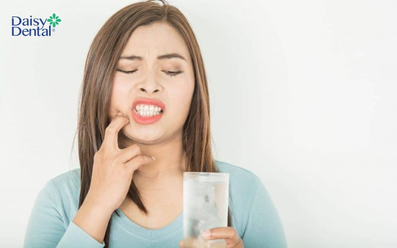 Tình trạng ê buốt khi uống nước lạnh là một trong những dấu hiệu cho thấy răng bị lão hóa
