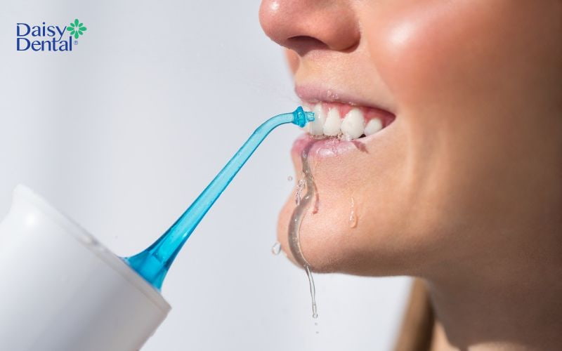 Bạn có thể dùng máy tăm nước để làm sạch răng hiệu quả hơn, đồng thời giúp tăng tuần hoàn máu ở nướu răng