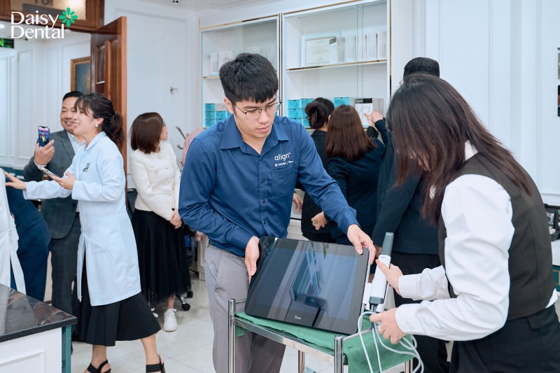 Bác sĩ Nha khoa Quốc tế DAISY giới thiệu cơ sở vật chất, công nghệ hiện đại được ứng dụng vào quy trình niềng răng tại phòng khám