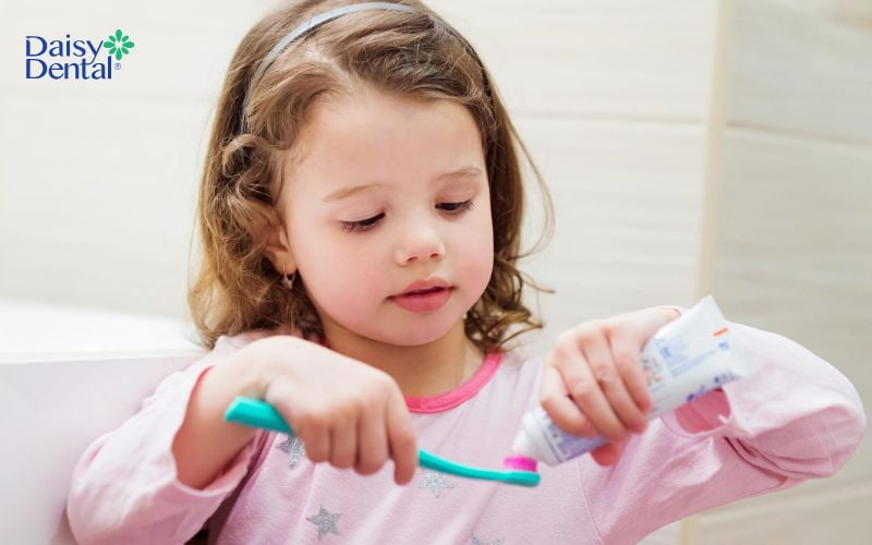 Bố mẹ cần lựa chọn kem đánh răng phù hợp với độ tuổi của bé 