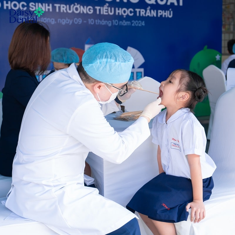 Bác sĩ DAISY DENTAL hỗ trợ kiểm tra sức khỏe răng miệng cho các "chồi non" của Trường Tiểu Học Trần Phú