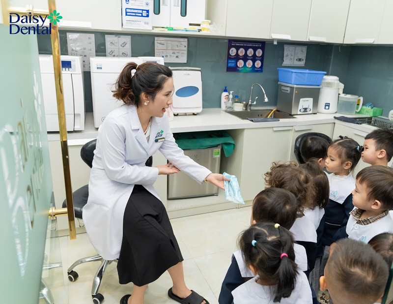 Các em nhỏ Trường Mầm Non Kids Valley tham quan phòng điều trị, phòng chụp X - quang và phòng vô trùng tại Nha khoa Quốc tế DAISY