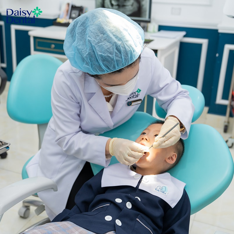 Bác sĩ kiểm tra sức khỏe răng miệng tổng quát cho các "mầm non tương lai"