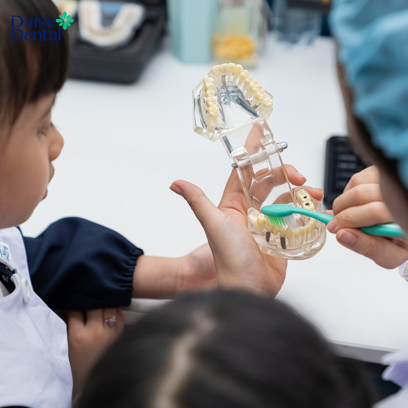 Bác sĩ DAISY DENTAL hướng dẫn các em chăm sóc răng miệng đúng cách.
