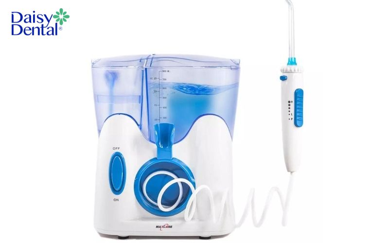 Máy tăm nước để bàn Maxcare với thiết kế nút điều chỉnh trên tay cầm vòi xịt tiện lợi