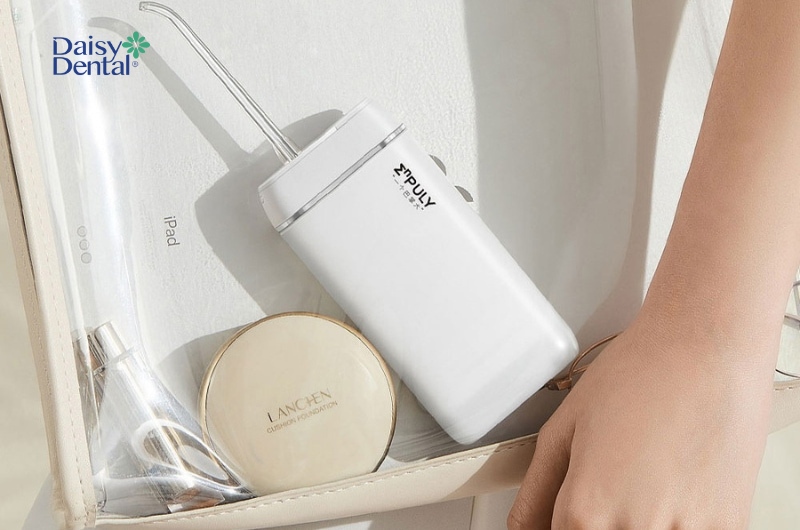 Máy tăm nước mini có kích thước nhỏ gọn, dễ dàng mang theo khi đi ra ngoài