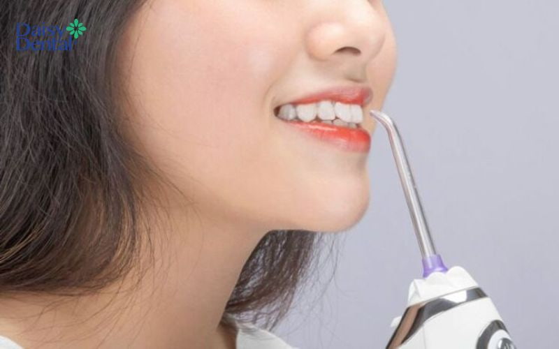 Chị Minh Khuê vô cùng hài lòng với máy tăm nước Rapido khi có thể tiện lợi đem theo hằng ngày