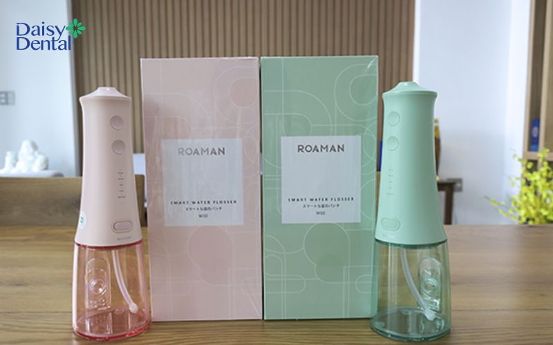 Máy tăm nước Roaman với kiểu dáng tiện lợi cho việc cầm nắm