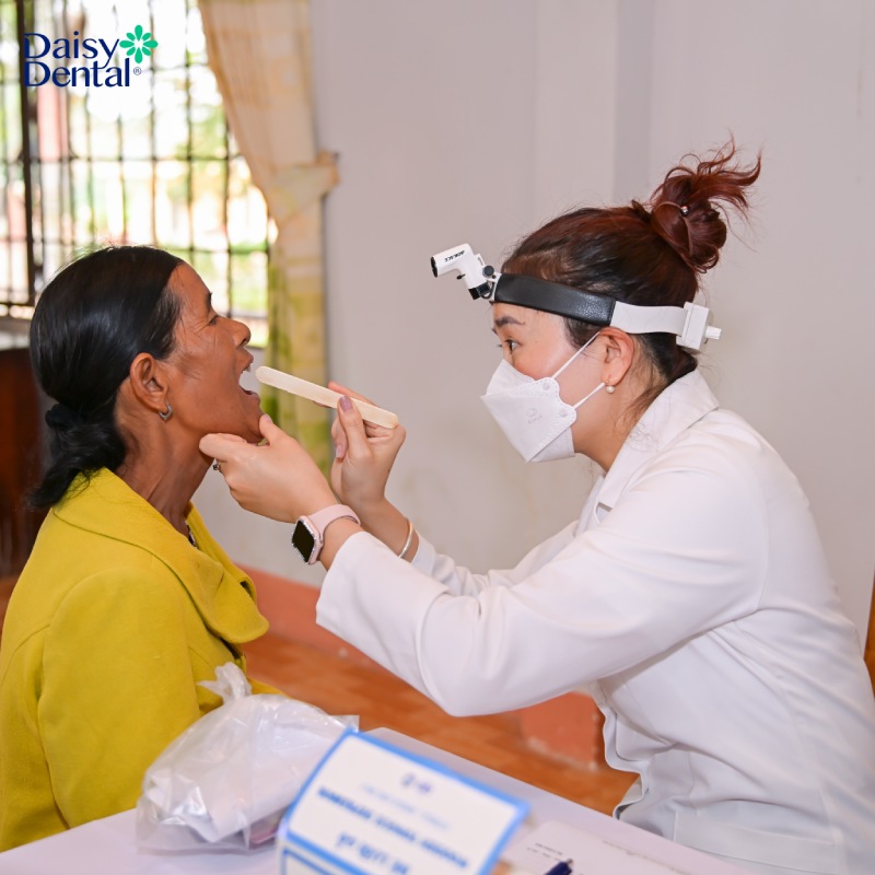 DAISY DENTAL tổ chức khám bệnh, phát thuốc và tặng nhu yếu phẩm cho 100 hộ dân có hoàn cảnh khó khăn tại Lâm Đồng