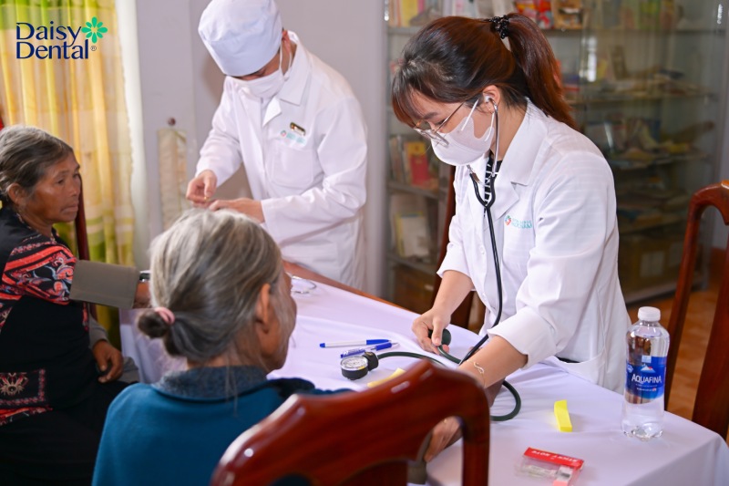 DAISY DENTAL tổ chức khám bệnh, phát thuốc và tặng nhu yếu phẩm cho 100 hộ dân có hoàn cảnh khó khăn tại Lâm Đồng