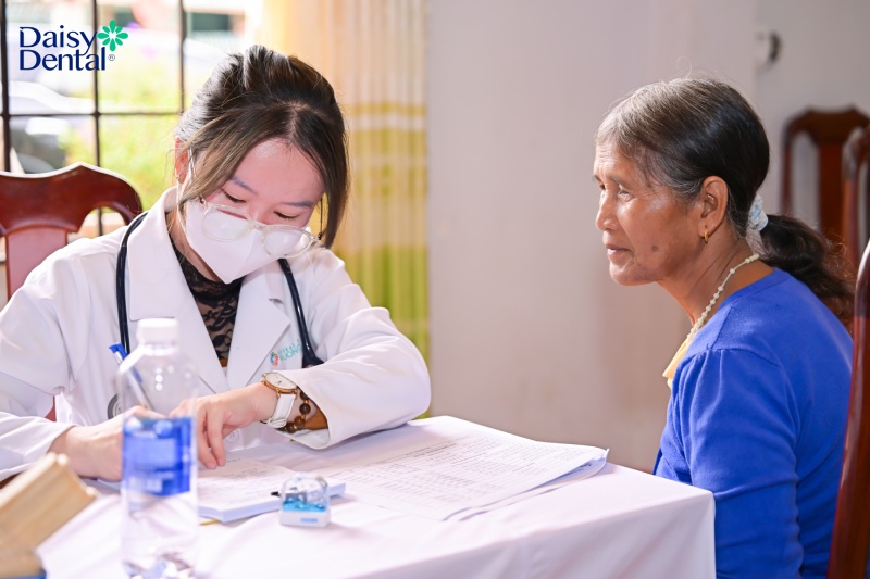 DAISY DENTAL tổ chức khám bệnh, phát thuốc và tặng nhu yếu phẩm cho 100 hộ dân có hoàn cảnh khó khăn tại Lâm Đồng