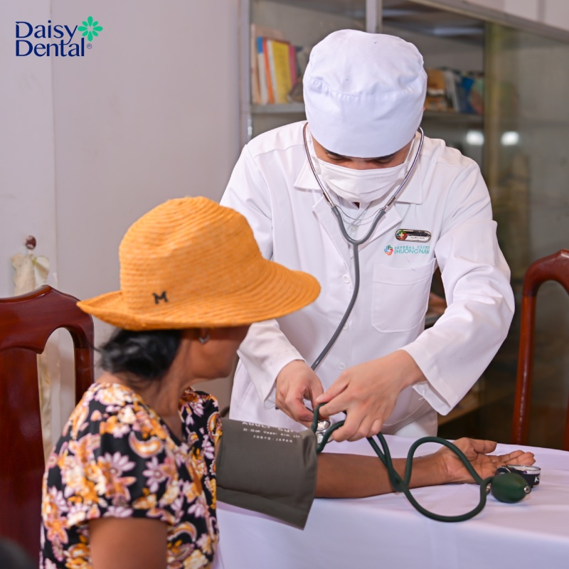 DAISY DENTAL tổ chức khám bệnh, phát thuốc và tặng nhu yếu phẩm cho 100 hộ dân có hoàn cảnh khó khăn tại Lâm Đồng