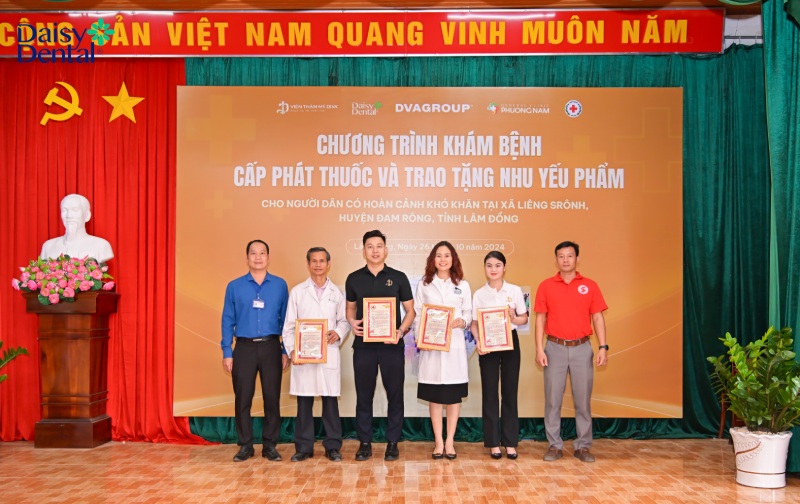 DAISY DENTAL tổ chức khám bệnh, phát thuốc và tặng nhu yếu phẩm cho 100 hộ dân có hoàn cảnh khó khăn tại Lâm Đồng